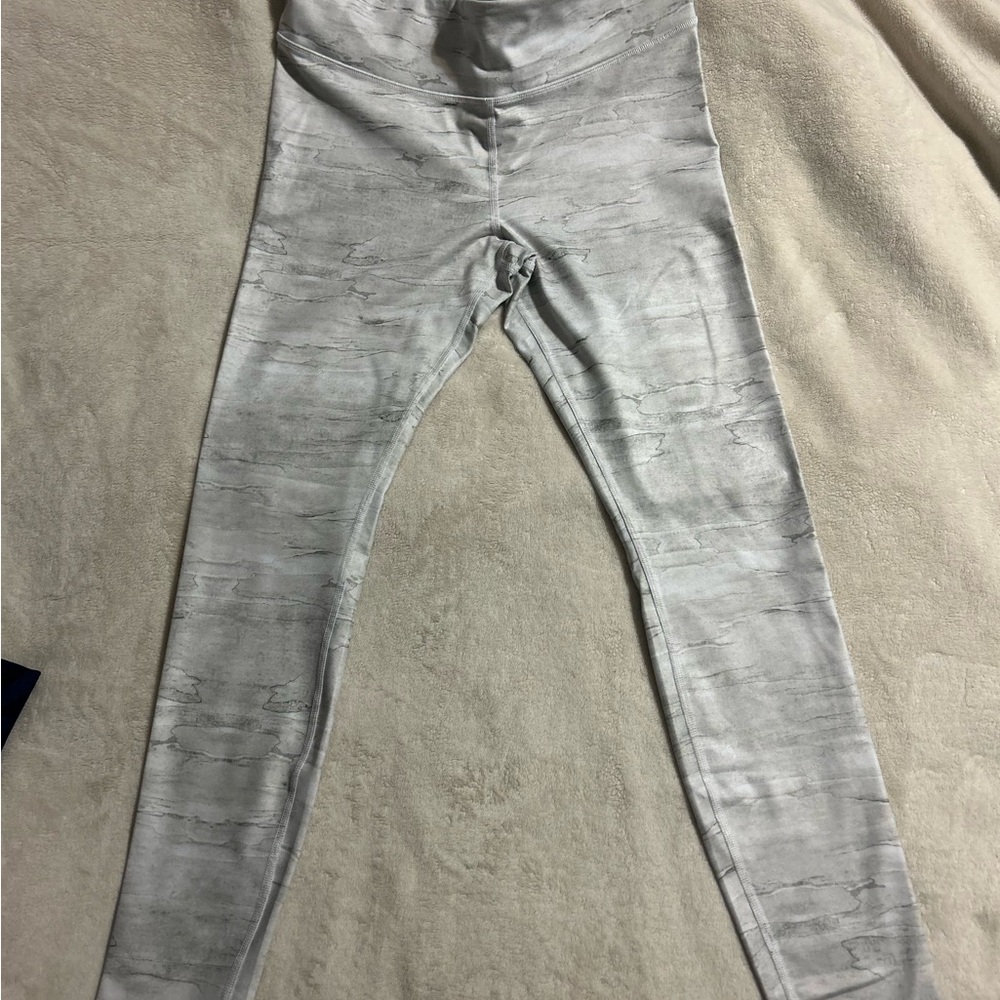 Alo Yoga leggings, light color print.